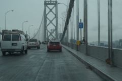 bei Regenwetter über die Bay Brigde gebrettert