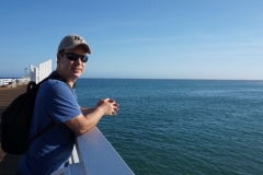 Michi an einem Pier in Malibu