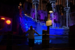 Pirat Michi vor seinem Schiff