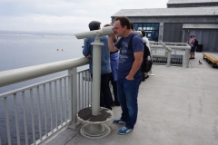Michi sucht Conny mit dem Fernrohr